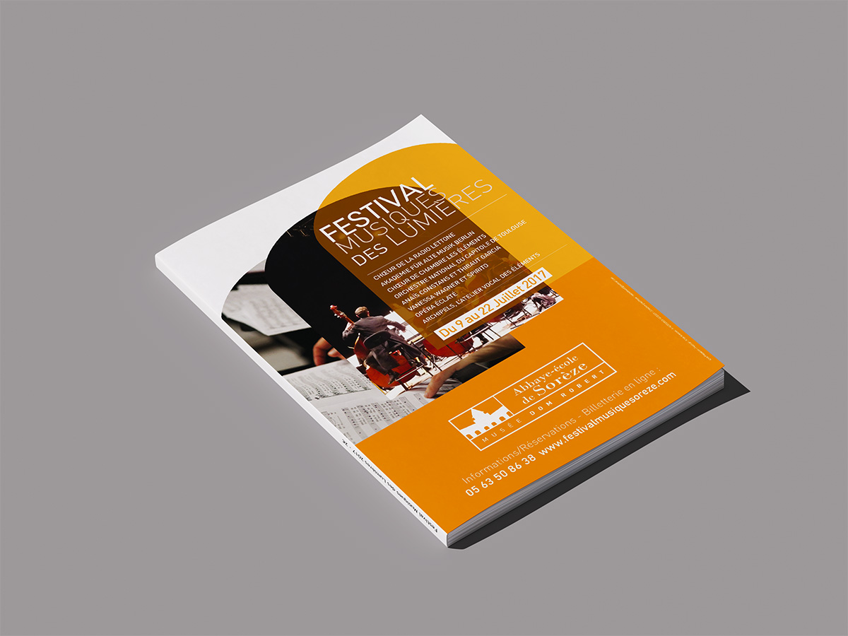 Programme du Festival Musiques des Lumières 2017 présenté en perspective, avec une couverture orange et des photographies de musiciens.

Légende