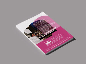 Programme du Festival Musiques des Lumières 2018 présenté en perspective, avec une couverture rose et des photographies d’orchestre et de partitions.