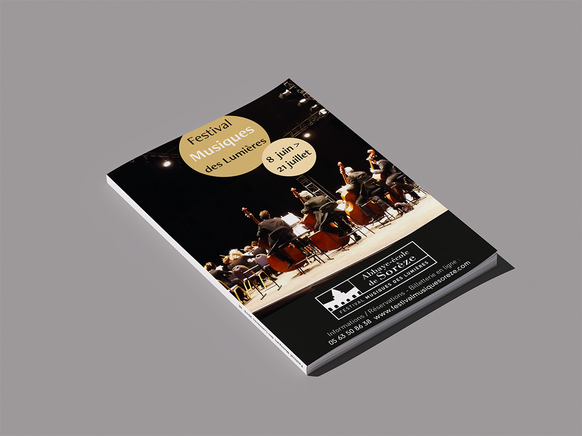 Programme du Festival Musiques des Lumières 2019 présenté en perspective, avec une photographie d’orchestre sur fond noir et deux cercles dorés.