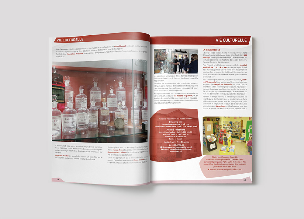 Double page culturelle du bulletin de Sorèze 2022 présentant le musée du Verre et la bibliothèque, avec photographies et encadrés rouges.