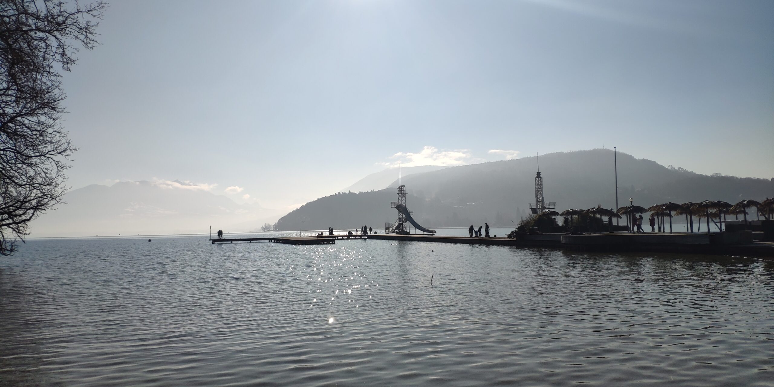 Lumière argentée sur le lac d’Annecy autour d’un plongeoir.