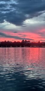 Ciel rose intense et nuages sombres reflétés dans le lac d’Annecy.
