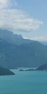 Vue en hauteur du lac d’Annecy aux nuances turquoise.