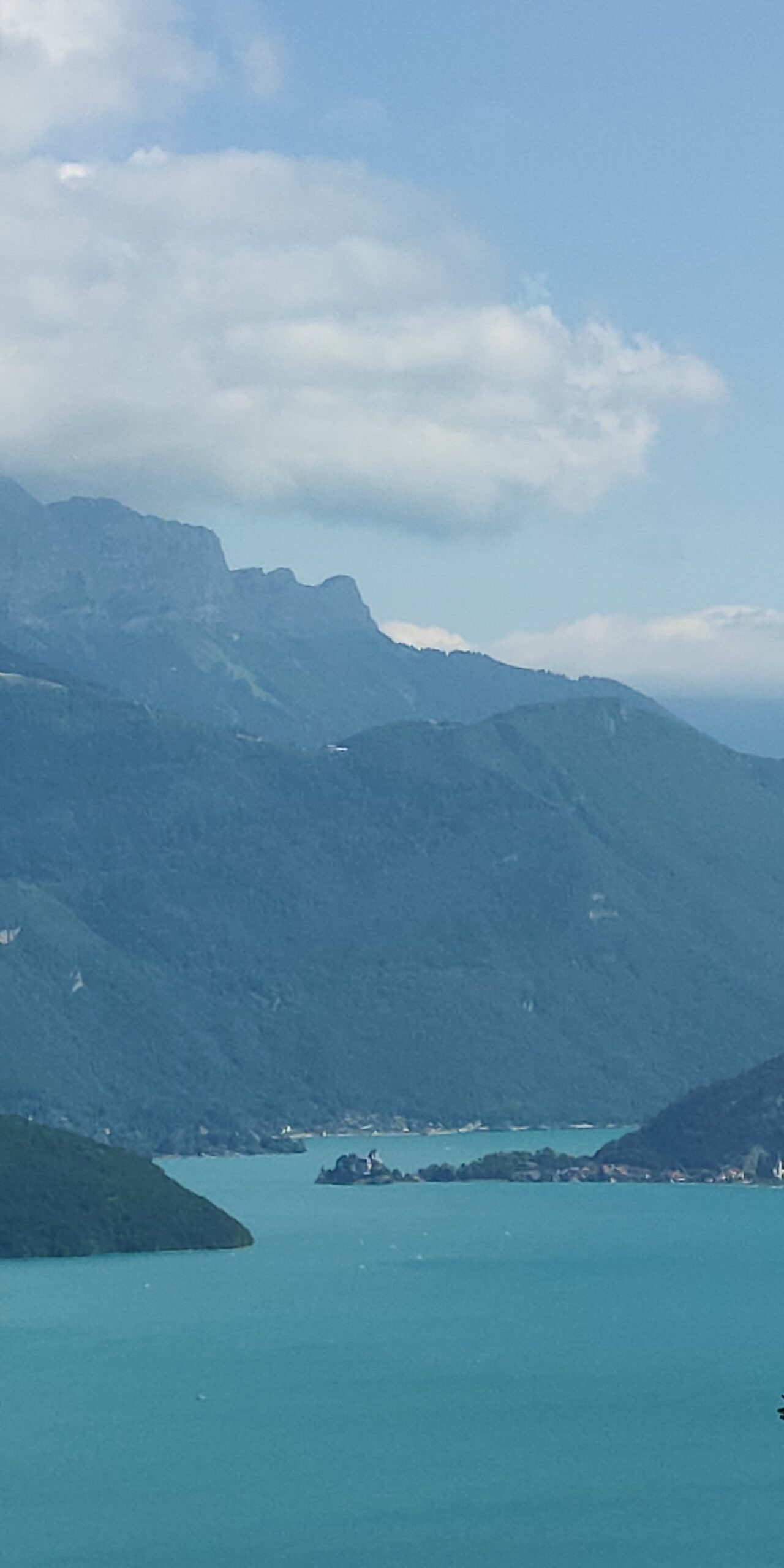 Vue en hauteur du lac d’Annecy aux nuances turquoise.
