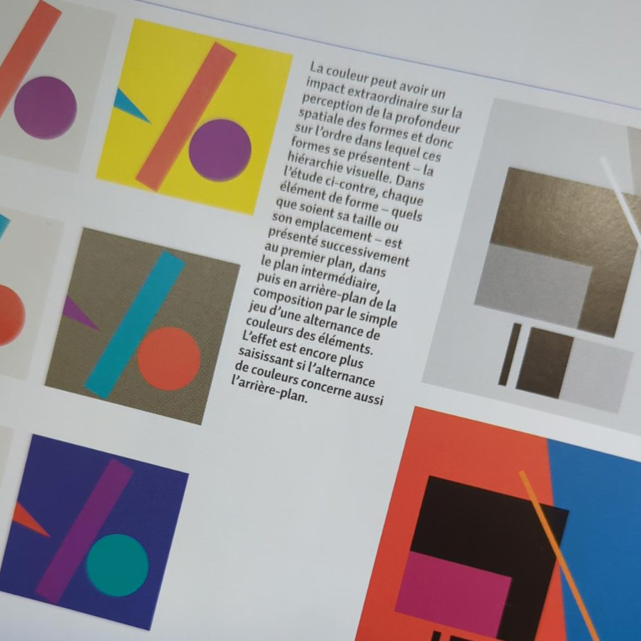 Page photographiée du Manuel de design graphique de Timothy Samara présentant des exemples de couleurs qui modifient la profondeur et la hiérarchie des formes.